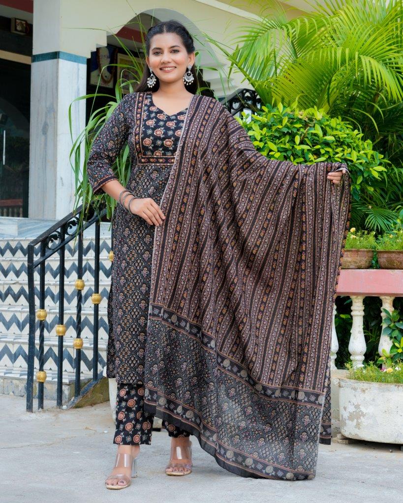 Brown floral printed Kurta & Trousers with dupatta